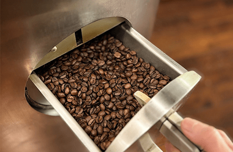 焙煎士が目視で確認